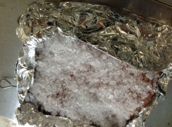 step5: 用锡纸包成井口狀四边锡纸要比塊肉高1"顶部肉粗塩平铺至完全遮蓋猪皮為止