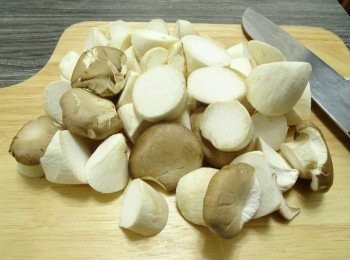 step1: 杏鮑菇切成大粒狀
