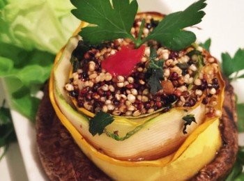 step6: 泰式酸甜醬、水份、粟粉拌勻，大火煮滾略收乾成醬汁，淋上享用！