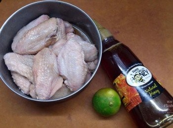 step1: <a href="https://bit.ly/3zHU5V3" target="_blank" data-keyword="雞翼" class="guide-link"><strong>雞翼</strong></a> <span style="display:inline-block;vertical-align:middle;margin-top:-3px;color:initial;border-radius:3px;padding:2px 3px;font-size:12px;line-height:14px;background:#87d300;color:#fff;">即買</span> 預先用醃料醃最少6小時