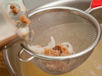 step3: 先用油葱爆香鏗魚碎, 攢水入鑊加上湯煮滾, 加入味醂及調味料後放入麵線繼續煮