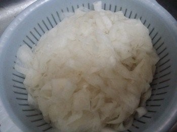 step4: 把蘿白搾乾水份,留起150g水加入面粉中攪拌之完全沒有粉粒