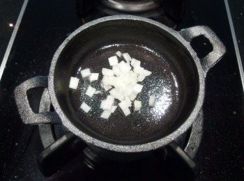 step1: 1.先將雞蛋打成蛋汁後加入鮮奶,鮮奶油及乳酪絲,再加入鹽及胡椒粉調味混合後備用。 
2.烤箱設定180度c先預熱。 
3.將奶油下鍋加熱後,加入洋蔥丁炒出香味。