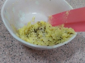 step3: 調好醃醬,  取出雞，用皮下醃法將醃料塗抹雞皮與肉之間。 醃料於室溫醃2小時備用