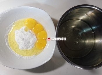 step2: 將「1顆全蛋＋3顆蛋黃」放進大碗；將「3顆蛋白」放進鋼盆（我是用電鍋內鍋）。