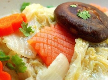 step7: 白菜滷湯汁鮮甜，相對的，其他<span class="group_1">食材</span>如香菇,蒟蒻也會變的飽滿多汁。