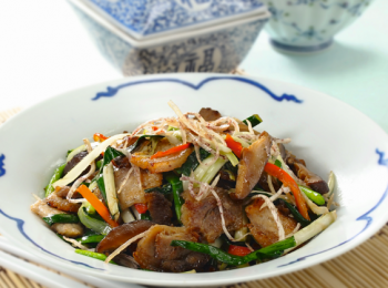 step7: 放入韮黃一同爆炒片刻，加入芋絲，兜勻即成。