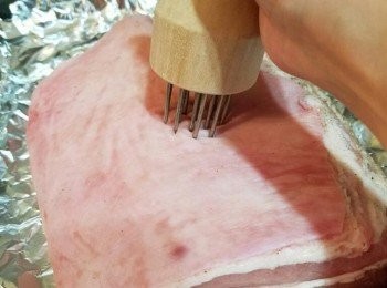 step2: 焗前用針在豬皮上刺針