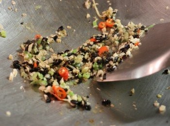 step5: 鍋中加少許油燒熱，放入薑、蒜末、紅辣椒、蔥粒和豆豉碎爆香。