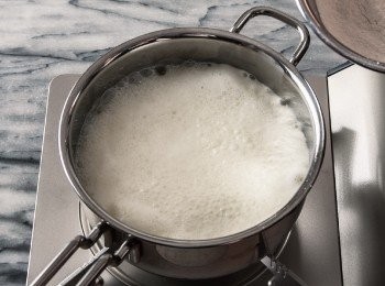 step3: 開火煮1，待整體沸騰後，加入2的低筋麵粉。