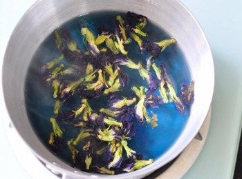 step2: 加進適量蝶豆花，以及200毫升水