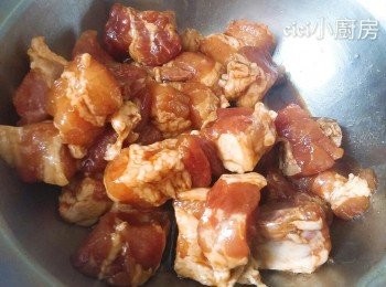 step1: 腩排洗淨，抹乾水分，加入醃料醃約30分鐘。