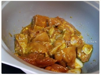 step3: 趁蒸南瓜的時候，將蒜頭切片，落油爆香後放雞肉炒至熟，加入少少熱水煮開個汁，和作最後調味，熄火，先加入2湯匙椰汁搞均，雞肉放入已蒸熟的南瓜盅入面，再淋上剩餘的椰汁就可以啦！