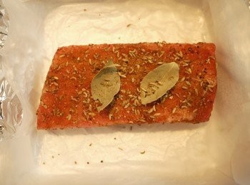 step2: 烤盤鋪上鋁箔紙、烘培紙再放上肋排,依序將鹽、黑胡椒、五香粉、小茴香籽均勻塗抹於肋排上,最後再放上月桂葉然後淋上些許橄欖油