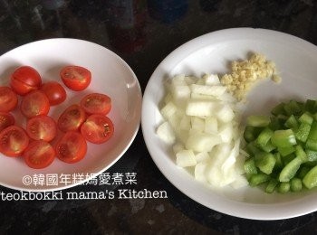 step2: 準備蒜蓉、青椒洋蔥切粒、車厘茄切半，切碎Parsley 備用。