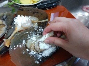 step2: 用生粉搓揉;  把肉及內臟徹底去清污垢潺備用