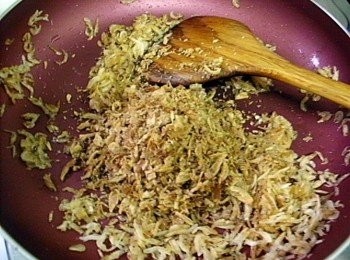 step2: 接著把油蔥酥加入拌炒至香氣出來