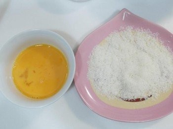 step3: 接著將雞蛋打成蛋液~~ 椰子絲準備好^^"
