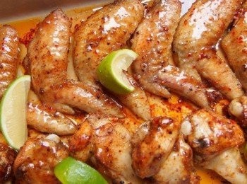 step7: 訣竅之一:經過高溫烘烤,雞皮表面會產生泡泡酥皮狀,可將多餘的雞油逼出留下酥脆的外皮,讓雞翅呈現外酥內多汁的口感