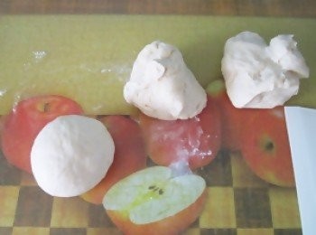 step2: 以手指沾麵粉戳入麵糰確定發酵完成
(大約維持原樣不回縮或僅回縮10％~20％即ok)，
將麵糰從麵包機取出排氣、分割成三份後滾圓，休息15分鐘！