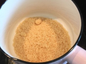 step9: 將糖放入小鍋中，用中小火煮熱，不用攪拌糖