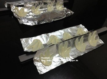 step7: 再在做了些白朱古力花，加上芒果粒裝飾便完成