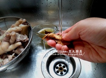 step3: 盛起排骨及<a href="https://bit.ly/3kLFTWO" target="_blank" data-keyword="雞腳" class="guide-link"><strong>雞腳</strong></a> <span style="display:inline-block;vertical-align:middle;margin-top:-3px;color:initial;border-radius:3px;padding:2px 3px;font-size:12px;line-height:14px;background:#87d300;color:#fff;">即買</span> 用水沖一沖洗碎骨及瀝乾 , 果皮清洗刮去囊撕成細片