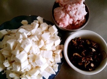 step1: 所有<span class="group_1">食材</span>備妥~香菇泡軟切丁,竹筍切丁