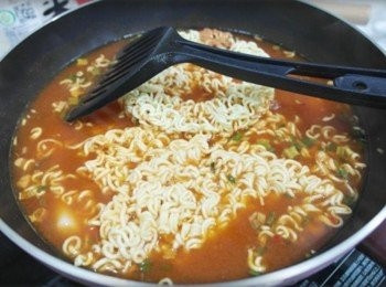 step5: 泡麵放進煮至滾即可^^"