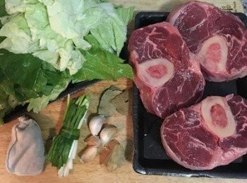 step1: 白菜洗淨，切成適當大小；牛膝洗淨後擦乾。蔥洗淨後捆綁成捲。