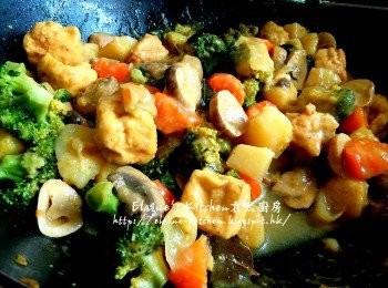 step12: 最後加少許胡椒粉調味 , 轉用中火拌勻炒數分鐘至汁料收乾即可