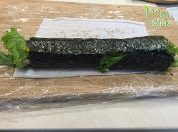 step2: 將紫菜放在砧板上，按次序放上沙律菜、紅／黃甜椒、紫椰菜、子薑、薄荷，由下而上卷起來。