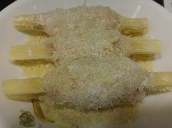 step5: 之後再撲上麵包糠。(如想多麵包爆可先掃蛋液再加麵包糠。) 今次我只需少許麵包糠面。