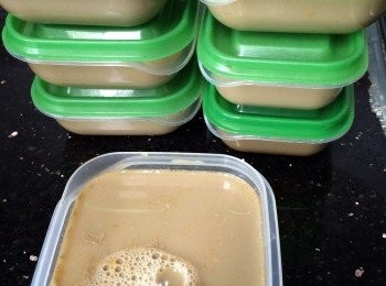 step4: 將過濾好既魚湯分入小盒, 再放冰箱存放
魚渣不要掉, 要留黎做魚粉