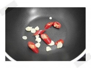 step2: 蒜末和辣椒先爆香~~~