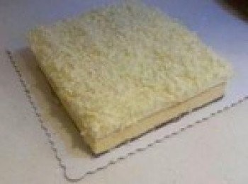 step5: 蛋糕入冰箱冷藏2小時後，撒上巧克力屑，脫模。可以將四邊不整齊的奶油和蛋糕切走，這樣看上去就非常的漂亮。