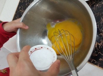 step4: 蛋黃加5克糖打至糖溶化