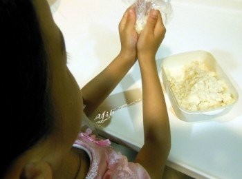 step6: 將馬鈴薯泥放入塑膠袋捏成小圓型