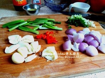 step4: 蔥洗淨切段及切粒 , 蒜頭 , 乾蔥頭分別去衣拍  , 辣椒切粒