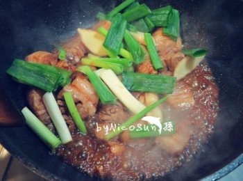 step5: 依序放入蔥.薑.紹興酒(黃酒即可)和醬油