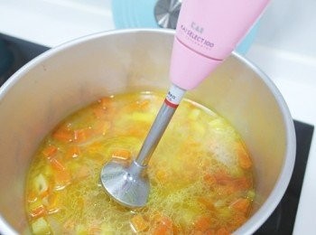 step6: 開蓋將雞腿取出，其餘材料用果汁機或是攪拌棒打成泥。