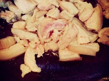 step4: 熱鍋下油， 放入五花肉煸炒。