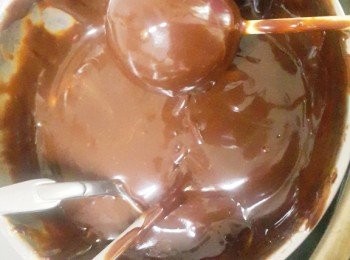 step11: 將蛋糕裹上巧克力後延哲鍋邊敲一敲~把多餘的巧克力敲掉才不會太厚一層