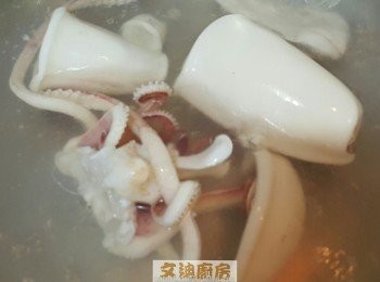 step4: 鮮魷洗淨後加薑片用滾水煮約三至五分鐘，然後倒出用冰塊加水再浸約10分鐘，瀝乾後切圈圈