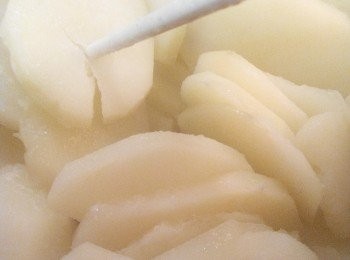 step2: 大概15分鐘檢查是否熟透，用筷子扎透就是熟了。