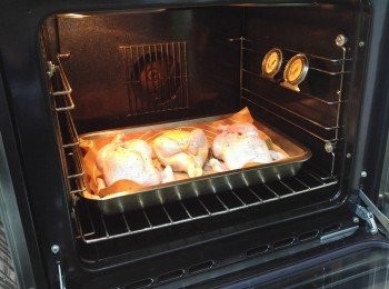 step8: 放入已預熱200度的焗爐焗25-30分鐘， 至雞熟, 金黃透便可出爐。