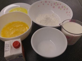step1: 先將雞蛋發勻,兩種麵混合後過篩,牛油座溶或叮溶。