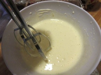 step3: 将溶化好并凉到体温的巧克力倒入蛋液中搅拌均匀，然后筛入低筋粉搅拌均匀后倒入模具送到烤箱180度20分钟。