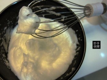 step2: 蛋白用打蛋器打製假性發泡狀態,也就是撈起之後不會滴下來即可
接著加入蜂蜜跟檸檬汁跟一點點的塔塔粉,繼續用打蛋器打勻