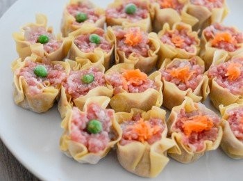 step3: 可放一點紅蘿蔔蓉或青豆在上面作裝飾，用大火蒸8-10分鐘即成～